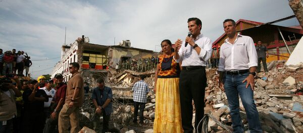 Enrique Peña Nieto, presidente de México, visitando las zonas afectadas por el terremoto - Sputnik Mundo