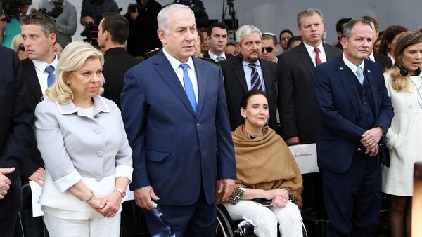 El primer ministro de Israel, Benjamin Netanyahu, y su mujer junto a la vicepresidenta argentina Gabriela Michetti homenajeando a las víctimas del atentado contra la embajada de Israel El primer ministro de Israel, Benjamin Netanyahu, y su mujer junto a la vicepresidenta argentina Gabriela Michetti homenajeando a las víctimas del atentado contra la embajada de Israel - Sputnik Mundo