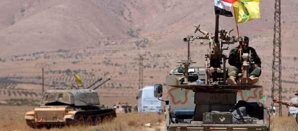 Un vehículo militar con las banderas de Siria e Hizbulá - Sputnik Mundo