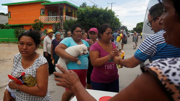 Los mexicanos reciben ayuda humanitaria tras el terremoto - Sputnik Mundo