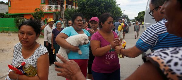 Los mexicanos reciben ayuda humanitaria tras el terremoto Los mexicanos reciben ayuda humanitaria tras el terremoto - Sputnik Mundo