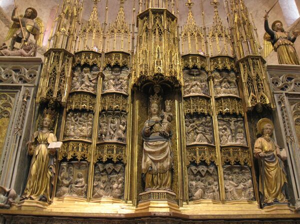 Retablo mayor en la Catedral de Santa María, en Tarragona. En el centro de la representación aparece Santa Tecla, acompañada a ambos lados por San Pablo y la Madre de Dios. - Sputnik Mundo