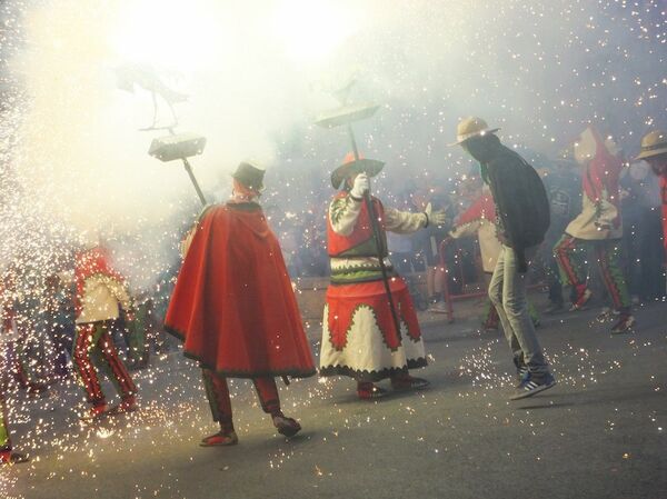 'Correfocs' durante las fiestas de Santa Tecla en Cataluña. - Sputnik Mundo