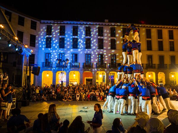 'Castellers' durante una fiesta popular catalana. - Sputnik Mundo