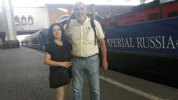 Verónica Oviedo frente al tren Rusia Imperial - Sputnik Mundo