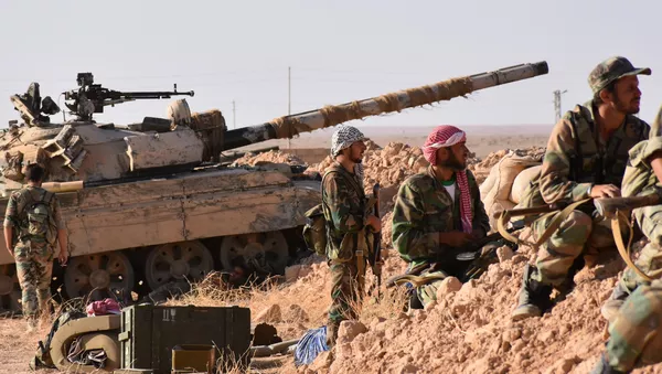 Syrian pro-government forces hold a position near the village of al-Maleha, in the northern countryside of Deir Ezzor, on September 9, 2017, during the ongoing battle against Islamic State (IS) group jihadists - Sputnik Mundo