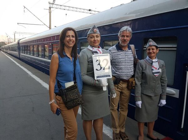 César Cortés al lado del tren Rusia Imperial - Sputnik Mundo