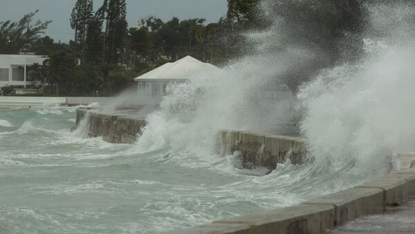 El mar inunda un dique en Nassau, Bahamas - Sputnik Mundo