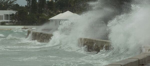 El mar inunda un dique en Nassau, Bahamas - Sputnik Mundo