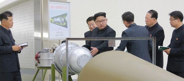 El líder norcoreano, Kim Jong-Un, inspecciona las armas nucleares norcoreanas El líder norcoreano, Kim Jong-Un, inspecciona las armas nucleares norcoreanas - Sputnik Mundo