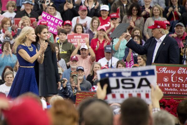 Una exmodelo, la esperanzadora nueva directora de Comunicaciones de Trump - Sputnik Mundo