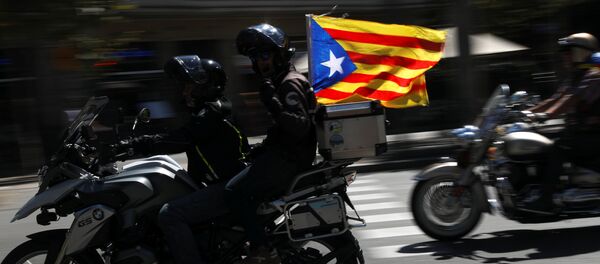 Partidarios del referéndum en Cataluña con Estelada, la bandera separatista - Sputnik Mundo