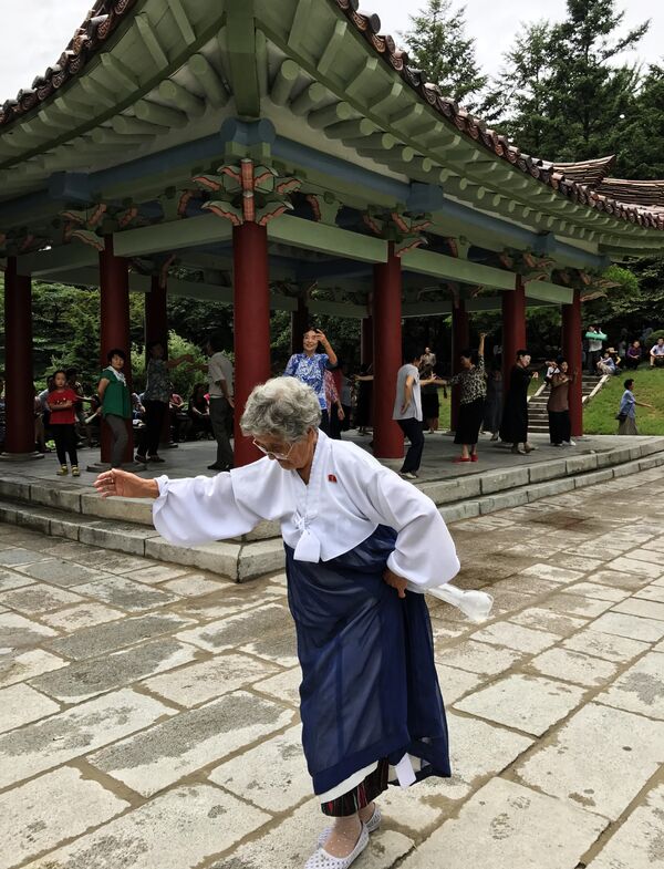 Una norcoreana bailando - Sputnik Mundo