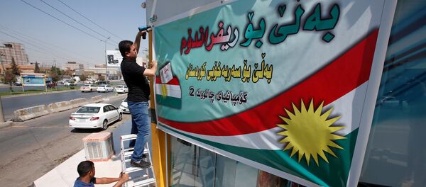 Los kurdos iraquíes ponen un cartel llamando a votar en el referéndum independista - Sputnik Mundo