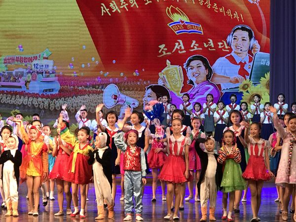 Un espectáculo infantil en Corea del Norte - Sputnik Mundo