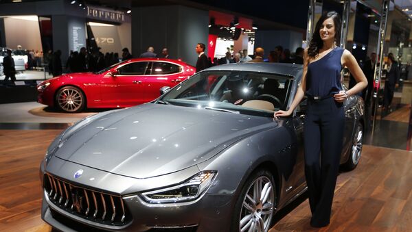 Модель у автомобиля Maserati Ghibli Granlusso на автосалоне во Франкфурте - Sputnik Mundo