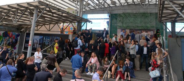 Los evacuados en un centro comercial en Moscú tras una llamada telefónica sobre una supuesta colocación de bomba - Sputnik Mundo