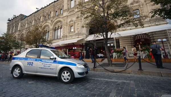 Los evacuados en un centro comercial en Moscú tras una llamada telefónica sobre una supuesta colocación de bomba - Sputnik Mundo