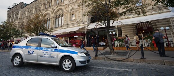 Los evacuados en un centro comercial en Moscú tras una llamada telefónica sobre una supuesta colocación de bomba - Sputnik Mundo