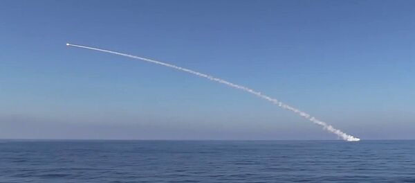 Submarino Krasnodar efectúa el lanzamiento de misiles Kalibr (archivo) - Sputnik Mundo