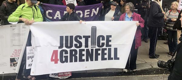Protestas en Londres tras el incendio del edificio de viviendas Torre de Grenfell - Sputnik Mundo