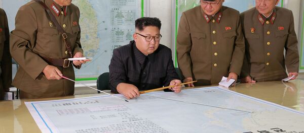 El líder norcoreano Kim Jong-un con un mapa El líder norcoreano Kim Jong-un con un mapa - Sputnik Mundo