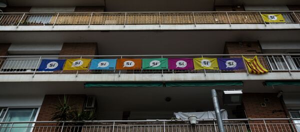 Las banderas con apoyo al referéndum de autodeterminación catalana - Sputnik Mundo