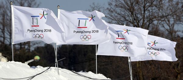 Banderas con el logo de los Juegos Olímpicos de 2018 en Pyeongchang - Sputnik Mundo