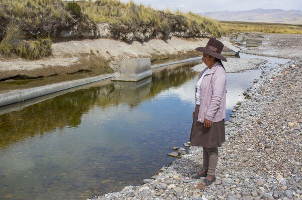 Marleny Surco mirando a su fuente de agua contaminada. Habitante de la comunidad de Espinar - Sputnik Mundo