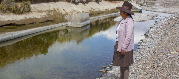 Marleny Surco mirando a su fuente de agua contaminada. Habitante de la comunidad de Espinar - Sputnik Mundo