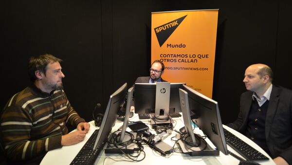 Guilherme Canela (Unesco), al centro, y Gabriel Delpiazzo (Agesic), a la derecha, en los estudios de Sputnik en Montevideo. - Sputnik Mundo