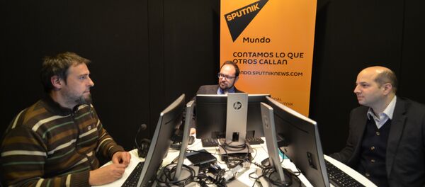 Guilherme Canela (Unesco), al centro, y Gabriel Delpiazzo (Agesic), a la derecha, en los estudios de Sputnik en Montevideo. - Sputnik Mundo