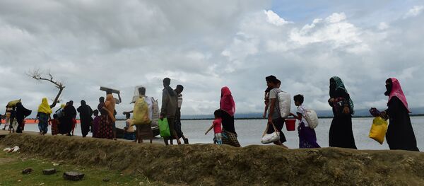 Refugiados rohinyás huyen de Birmania a Bangladés - Sputnik Mundo