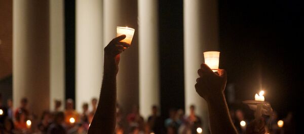 Miembros de la comunidad de Charlottesville rinden homenaje a las víctimas de las protestas en Virginia, EEUU - Sputnik Mundo