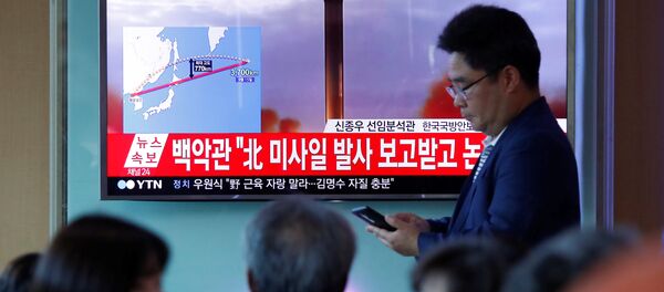 Corea del Norte lanza un misil balístico (archivo, imagen referencial) - Sputnik Mundo