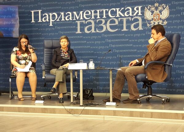 La embajadora Norma Pensado Moreno (en el centro) - Sputnik Mundo