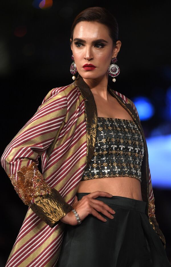 Sensualidad oriental en la Semana de la moda de Pakistán - Sputnik Mundo