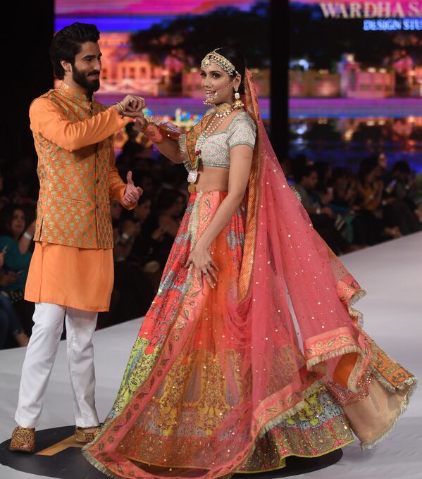 Sensualidad oriental en la Semana de la moda de Pakistán - Sputnik Mundo