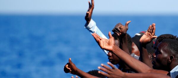 Los migrantes en el barco en el Mediterráneo - Sputnik Mundo