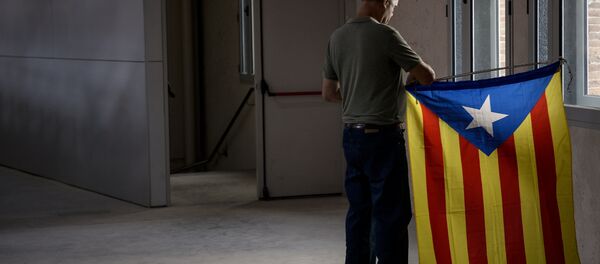 Un hombre con la bandera de Cataluña Un hombre con la bandera de Cataluña - Sputnik Mundo
