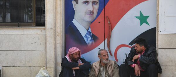 Los sirios junto al retrato de Bashar Asad, presidente de Siria (archivo) - Sputnik Mundo
