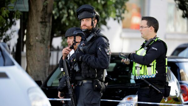 Armed policemen stand by cordon outside Parsons Green tube station in London, Britain September 15, 2017 - Sputnik Mundo