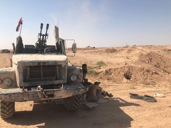 Los soldados del Ejército sirio descansan a la sombra de sus blindados cerca de Deir Ezzor Los soldados del Ejército sirio descansan a la sombra de sus blindados cerca de Deir Ezzor - Sputnik Mundo