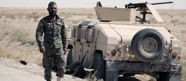 Un combatiente de FDS cerca de Deir Ezzor, Siria - Sputnik Mundo