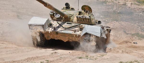 Un tanque sirio T-72 cerca de la ciudad de Deir Ezzor (archivo) - Sputnik Mundo