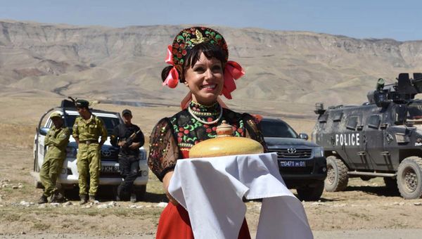 Una artista rusa recibe a los militares con el tradicional pan de bienvenida Una artista rusa recibe a los militares con el tradicional pan de bienvenida - Sputnik Mundo