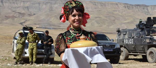 Una artista rusa recibe a los militares con el tradicional pan de bienvenida Una artista rusa recibe a los militares con el tradicional pan de bienvenida - Sputnik Mundo