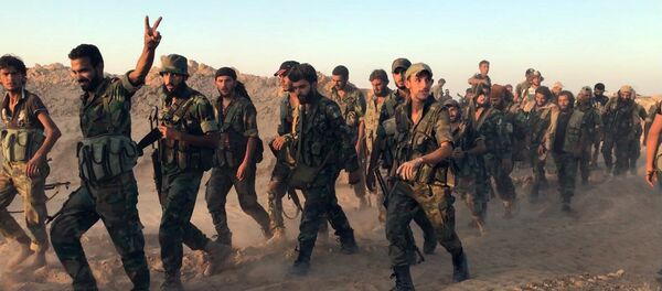 Tropas sirias en los alrededores de Deir Ezzor, Siria, 15 de septiembre de 2017 - Sputnik Mundo