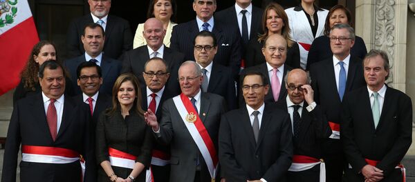 El presidente peruano, Pedro Pablo Kuczynski, junto al nuevo gabinete de ministros del país - Sputnik Mundo