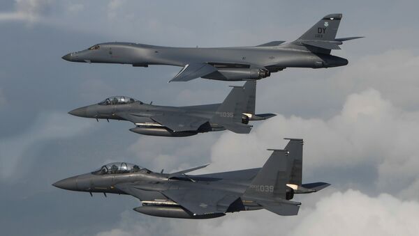 Bombarderos estadounidenses B-1B Lancer y cazas F-15 de Japón - Sputnik Mundo